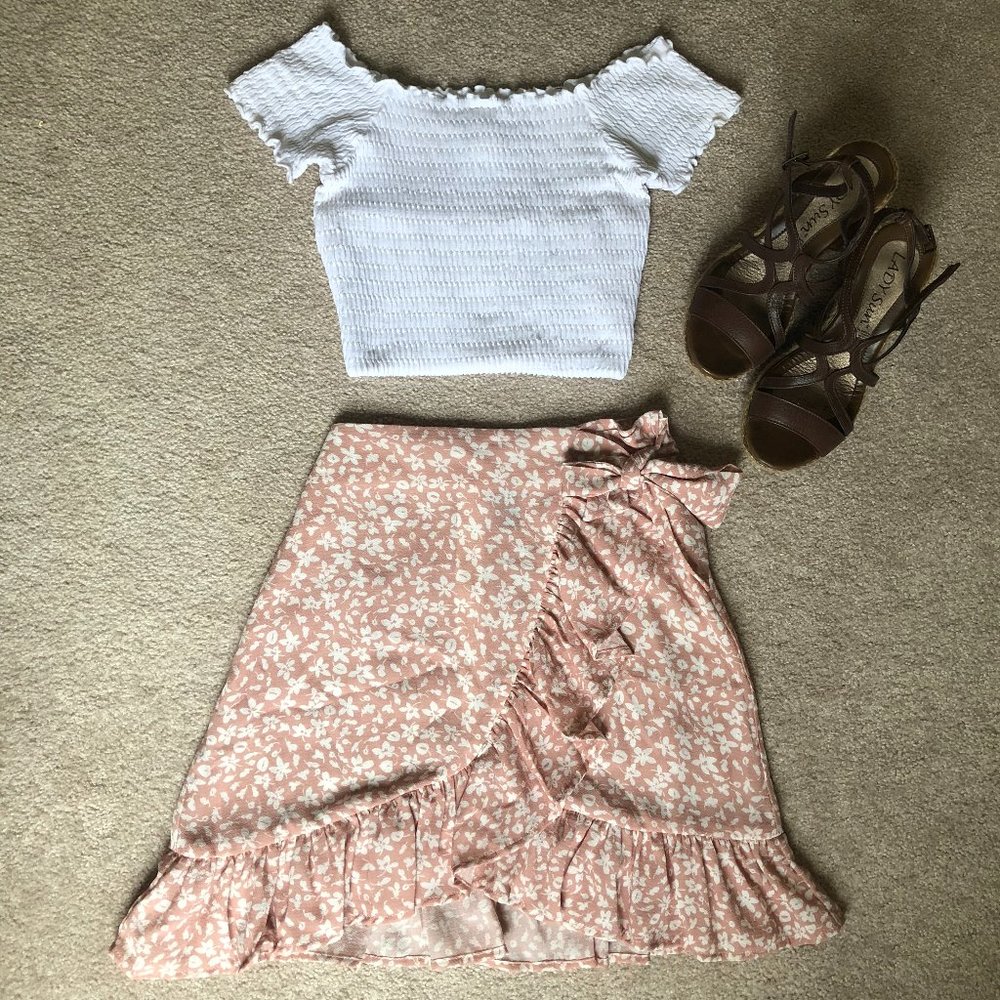 SHEIN pink/white ruffle flower skirt size xs
